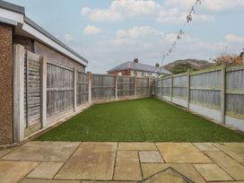 A garden with grass and a clothesline at Tan Y Mynydd in Dwygyfylchi