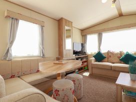 A living room with a sofa and table at The Oakley in Par