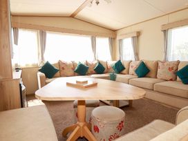 A living room with a sofa and coffee table at The Oakley in Par