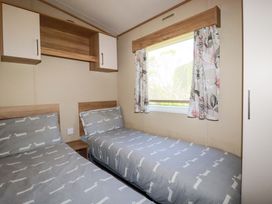 A bedroom with two beds and a window at The Oakley in Par