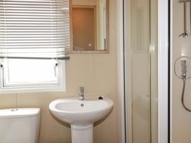 A bathroom with a sink and shower at The Oakley in Par