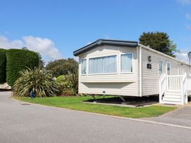 A mobile home with garden at The Oakley in Par