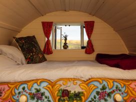 A bedroom with a bed and a window at Goldfinch in Launceston