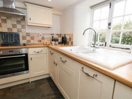 A kitchen with cabinetry and appliances at Bubbs Cottage