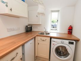 A laundry room with a sink and washing machine at Bubbs Cottage