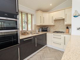 A kitchen with appliances and cabinets at Laughing Duck in Troutbeck Bridge