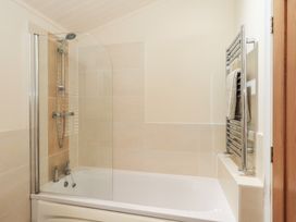 A bathroom with a bathtub and shower at Laughing Duck in Troutbeck Bridge