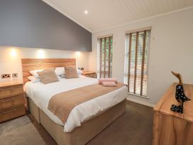 A bedroom with a bed and bedside tables at Laughing Duck in Troutbeck Bridge