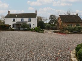 A house with a gravel driveway and garden at a 3 bed property in 