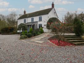An exterior view of a house with a gravel driveway at a 3 bed property