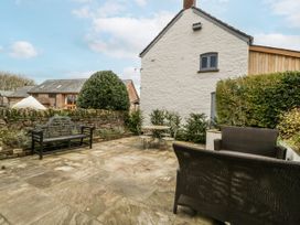 A garden with a bench and table at a 1 bed property Usk