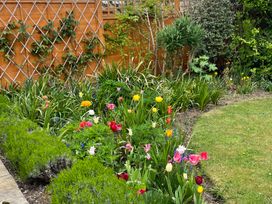 A garden with flowers and grass at Evergreen in Broadway