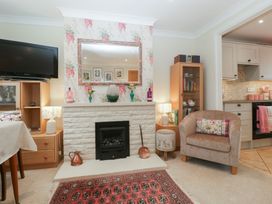 A living room with a television and fireplace at Evergreen in Broadway