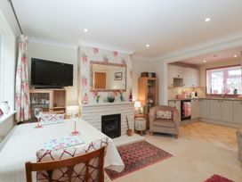 A living room with a TV and fireplace at Evergreen in Broadway