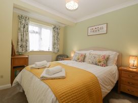 A bedroom with a bed and bedside tables at Evergreen in Broadway