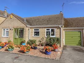 A house with a green door and potted plants at Evergreen in Broadway