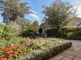 A garden with flowers and trees at Evergreen in Broadway