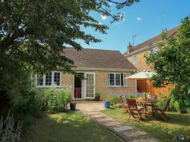 A house with a garden and patio furniture at Evergreen in Broadway