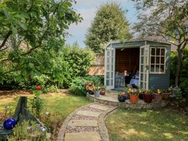 A garden with a shed and pathway at Evergreen in Broadway