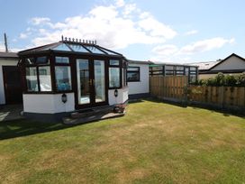 A conservatory with grass and a fence at Goetra