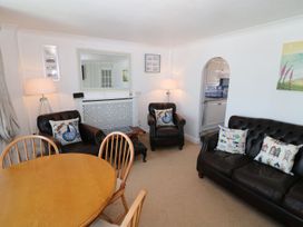 A living room with a table and chairs at Goetra