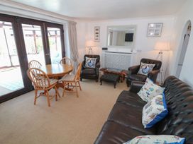 A living room with seating and a dining area at Goetra