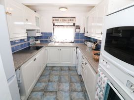 A kitchen with cabinets, sink, and appliances at Goetra