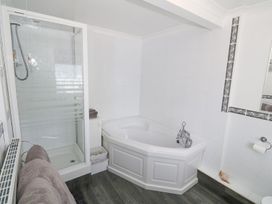 A bathroom with a shower and bathtub at Goetra