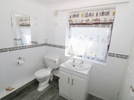 A bathroom with a sink and a toilet at Goetra