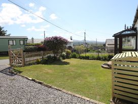 A garden with a fence and shed at Goetra