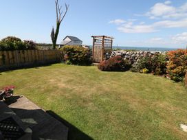 A garden with flowers and a stone wall at Goetra