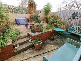 A garden with plants and seating at Tawe Cottage in Swansea