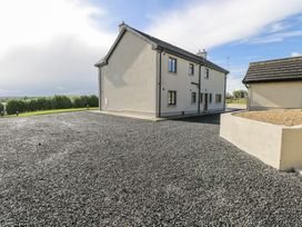 An outdoor view of a house with gravel area at Woodlawn Retreat in Portanure near Lough Gowna