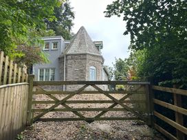 A house with a gate and gravel driveway at Rookery Cottage in Lynton