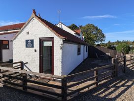 An exterior view of Cowshed Cottage with a garden area at Cowshed Cottage East Knapton near Rillington