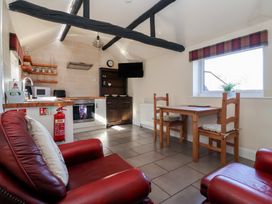 A kitchen with seating and appliances at Cowshed Cottage East Knapton near Rillington