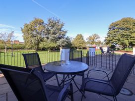 An outdoor area with a table and chairs at East Cottage East Knapton near Rillington