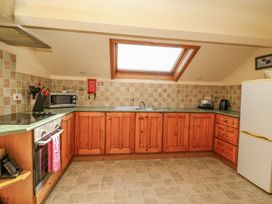 A kitchen with cabinets, sink, and appliances at 3 Marinas side Malton