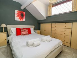 A bedroom with a bed and drawers at 3 Marinas side in Malton