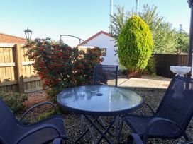 A garden with a table and chairs at West Cottage in East Knapton near Rillington