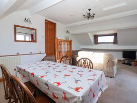 A dining room with a table and chairs at West Cottage in East Knapton near Rillington