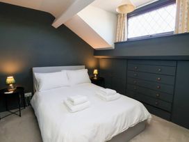 A bedroom with a bed and bedside tables at West Cottage in East Knapton near Rillington