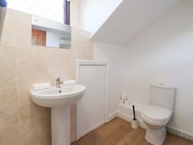A bathroom with sink and toilet at West Cottage in East Knapton near Rillington