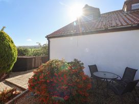 A garden with a table and chairs at West Cottage in East Knapton near Rillington