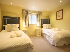 A bedroom with twin beds at The Coach House Burford
