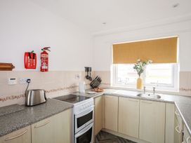 A kitchen with cabinets and appliances at Oer - 8 Ty'n Don Llanengan near Abersoch
