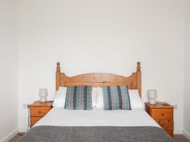 A bedroom with a bed and bedside tables at Oer - 8 Ty'n Don in Llanengan near Abersoch