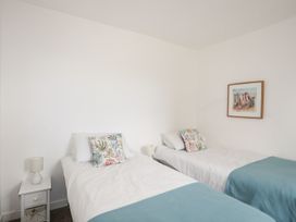 A bedroom with two single beds at Oer - 8 Ty'n Don, Llanengan near Abersoch