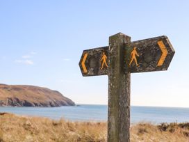A signpost indicating walking paths near the ocean at Oer - 8 Ty'n Don Llanengan near Abersoch