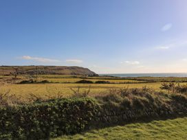 A view of a field leading down to the ocean at Oer - 8 Ty'n Don Llanengan near Abersoch